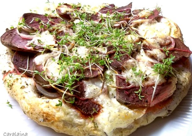 Fotografia przedstawiająca pizza z burakiem i rzeżuchą