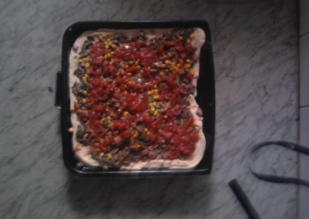Fotografia przedstawiająca Pizza z cebulą,grzybkami,pomidorami,kukurydzą,szynką,papryką