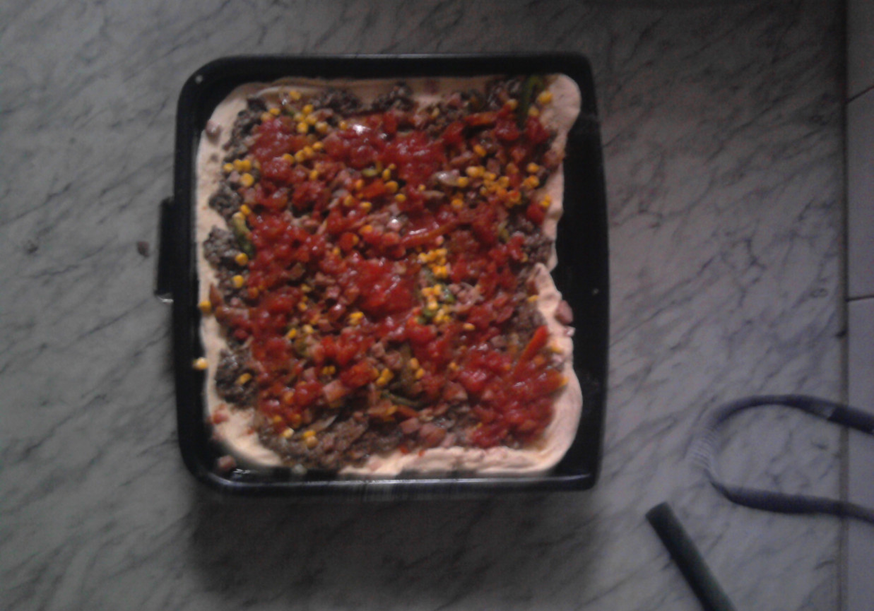 Pizza z cebulą,grzybkami,pomidorami,kukurydzą,szynką,papryką foto