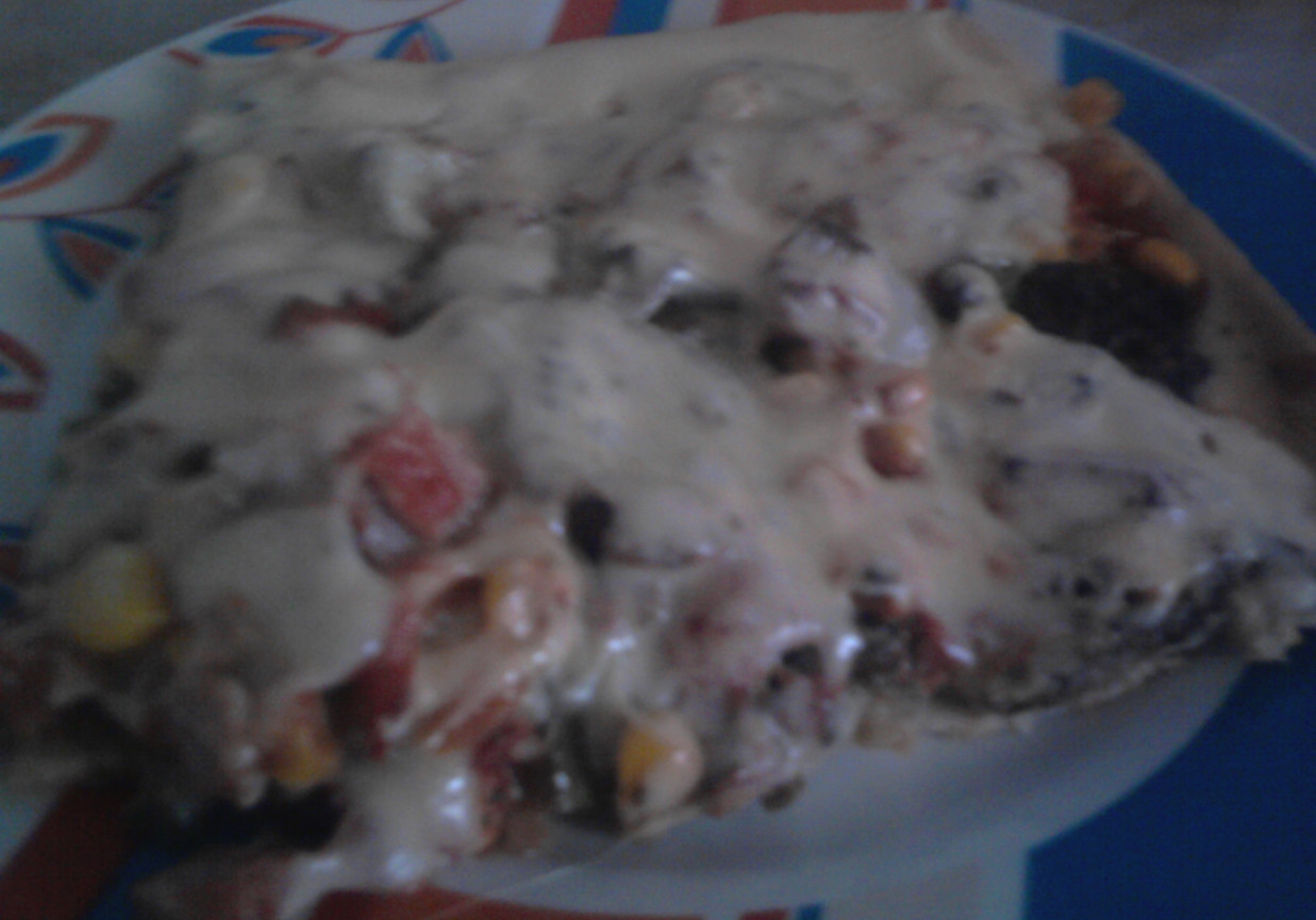 Pizza z cebulą,grzybkami,pomidorami,kukurydzą,szynką,papryką foto