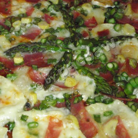 Krok 7 - Pizza z chapatą, camembertem i szparagami foto