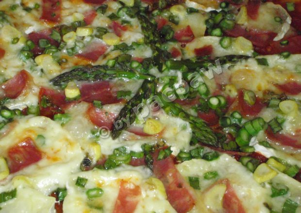 Fotografia przedstawiająca Pizza z chapatą, camembertem i szparagami