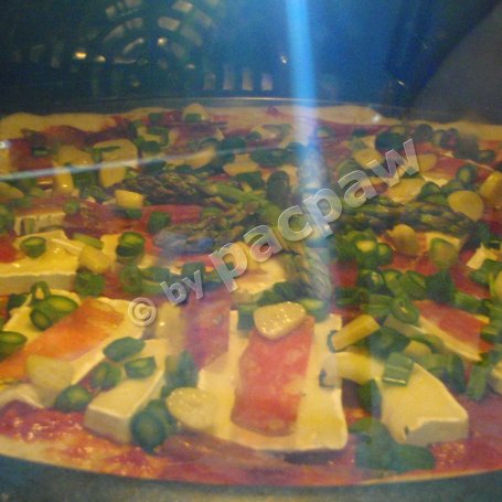 Krok 6 - Pizza z chapatą, camembertem i szparagami foto