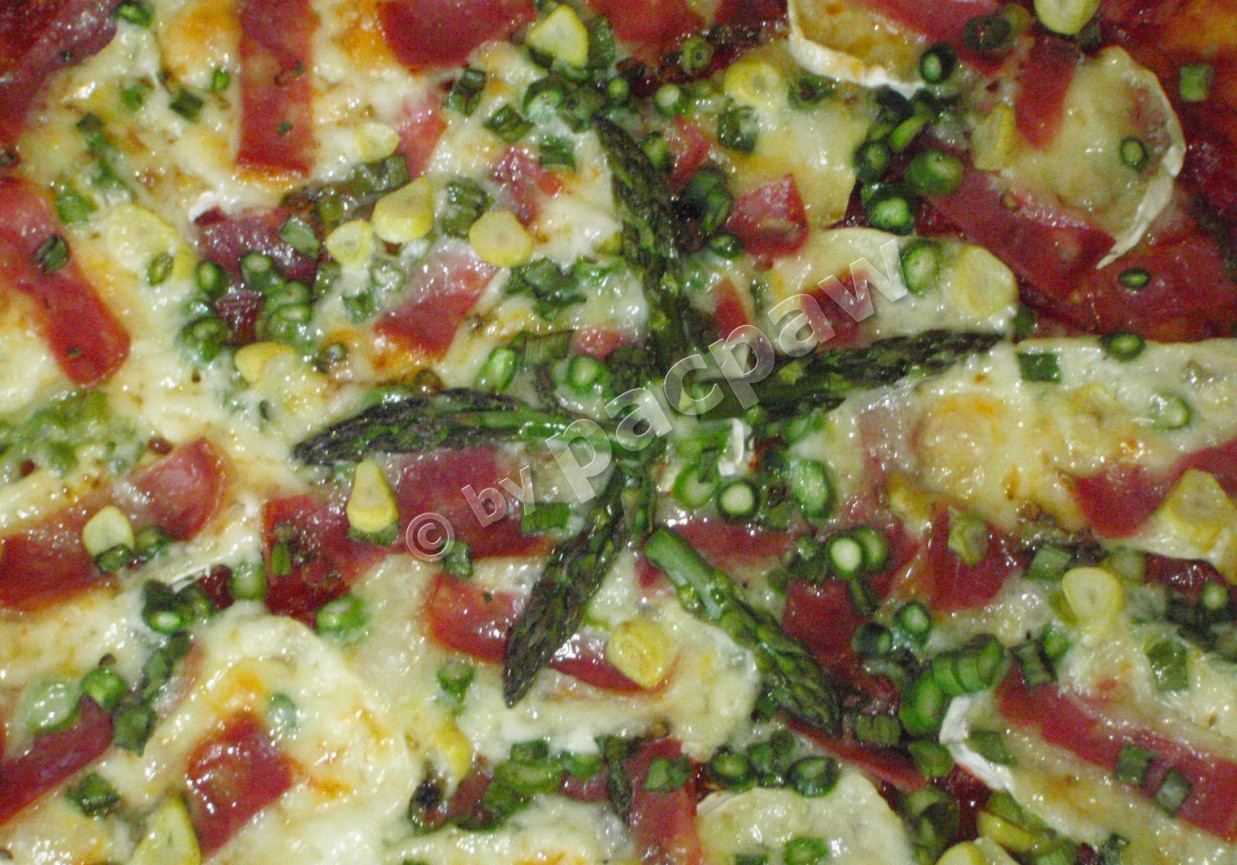 Pizza z chapatą, camembertem i szparagami foto