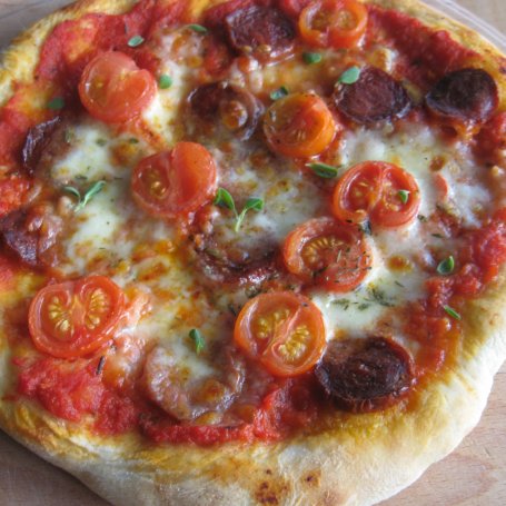 Krok 4 - Pizza z chorizo i pomidorkami foto