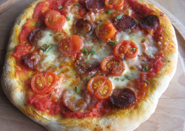 Fotografia przedstawiająca Pizza z chorizo i pomidorkami