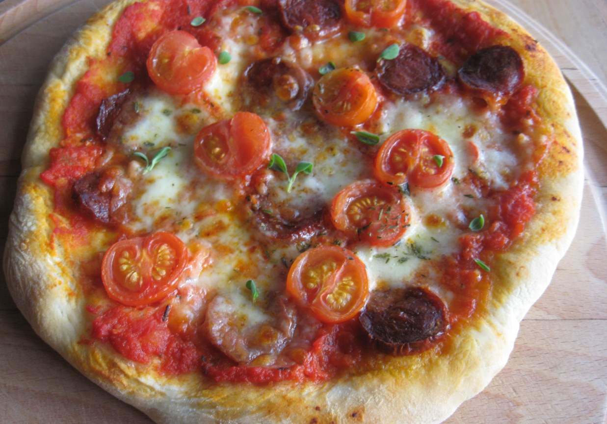 Pizza z chorizo i pomidorkami foto