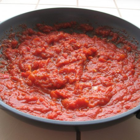 Krok 1 - Pizza z chorizo i pomidorkami foto