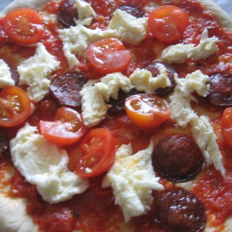 Krok 3 - Pizza z chorizo i pomidorkami foto