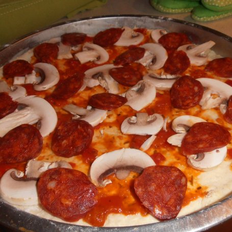 Krok 2 - Pizza z chorizo oliwkami kalamata i mozzarellą foto