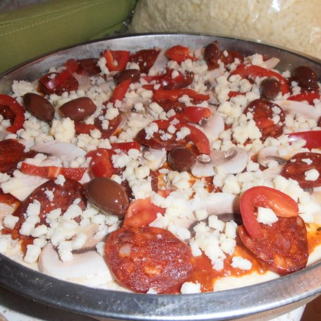 Krok 3 - Pizza z chorizo oliwkami kalamata i mozzarellą foto