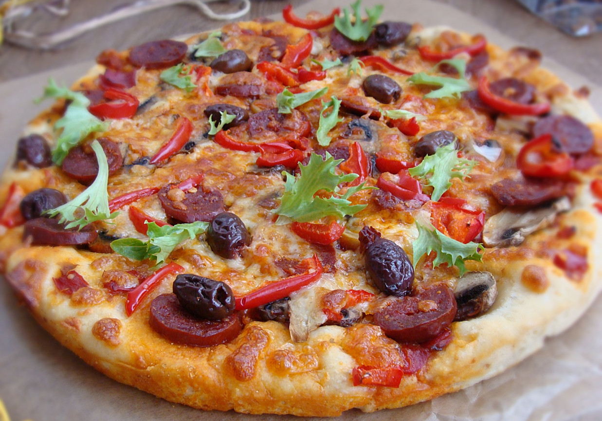Pizza z chorizo oliwkami kalamata i mozzarellą foto
