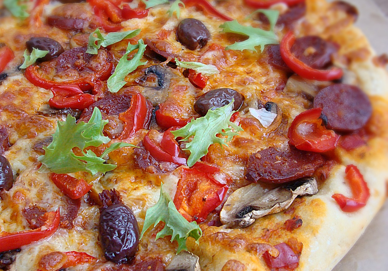 Pizza z chorizo oliwkami kalamata i mozzarellą foto