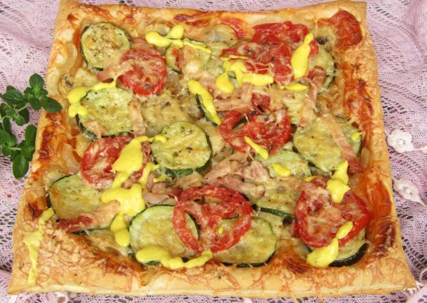 Fotografia przedstawiająca Pizza z cukinią i pomidorem na cieście francuskim
