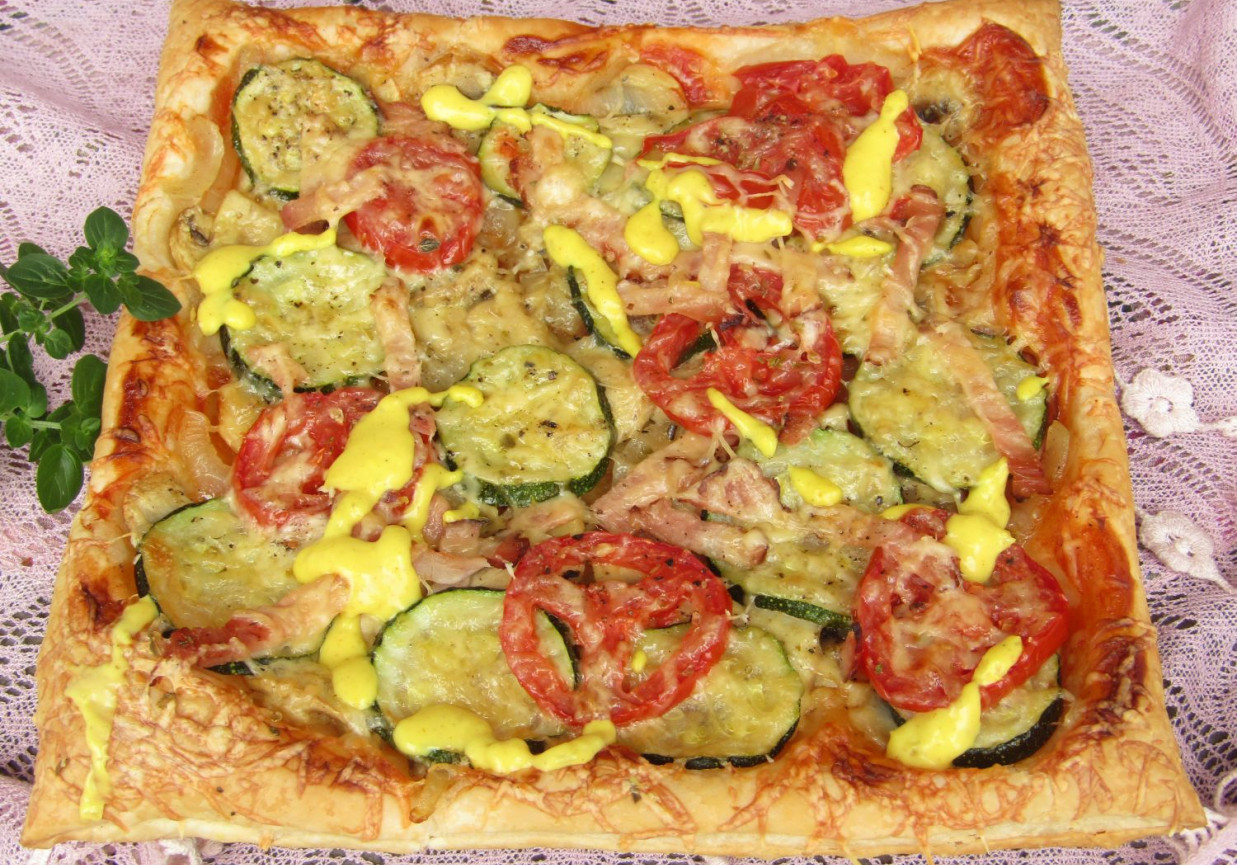 Pizza z cukinią i pomidorem na cieście francuskim foto