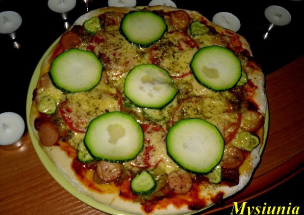 Fotografia przedstawiająca Pizza z cukinią i świezymi ogórkami