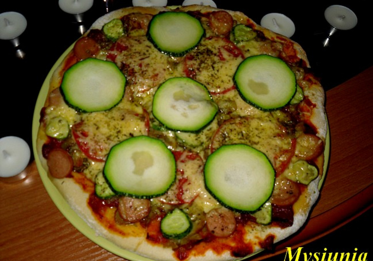 Pizza z cukinią i świezymi ogórkami foto