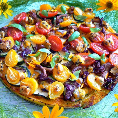 Krok 3 - Pizza z cukinią, kurkami i serem lazur na polencie z nagietkiem foto