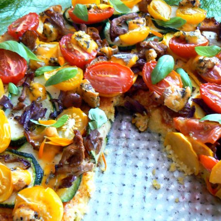 Krok 2 - Pizza z cukinią, kurkami i serem lazur na polencie z nagietkiem foto