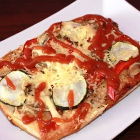 Krok 4 - Pizza z cukinią papryką i pieczarkami foto