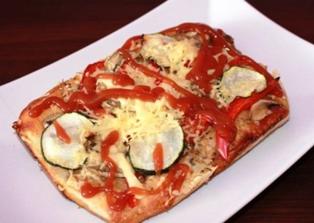 Fotografia przedstawiająca Pizza z cukinią papryką i pieczarkami