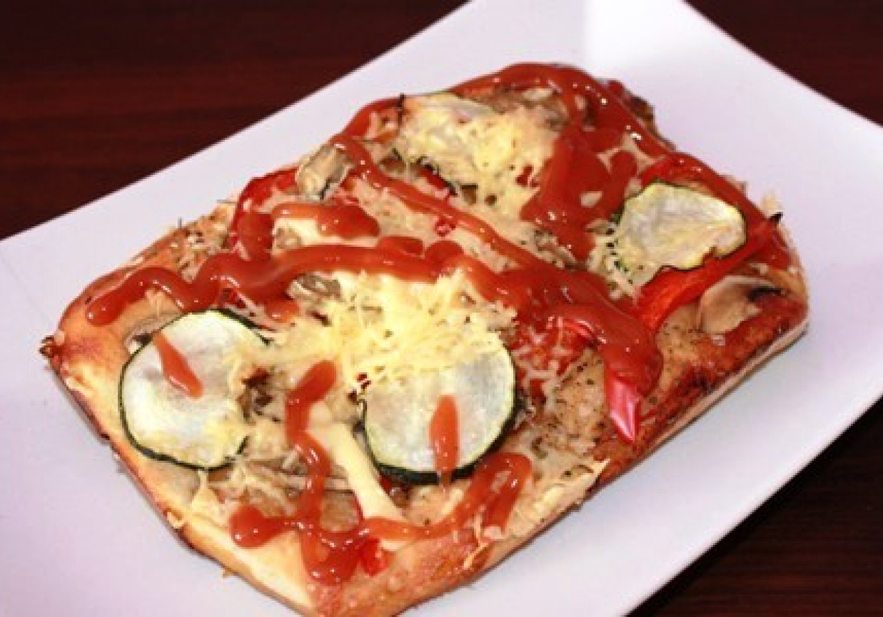 Pizza z cukinią papryką i pieczarkami foto