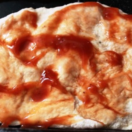 Krok 2 - Pizza z cukinią papryką i pieczarkami foto