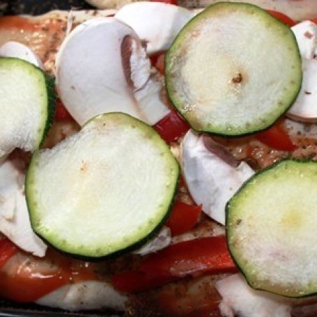 Krok 3 - Pizza z cukinią papryką i pieczarkami foto