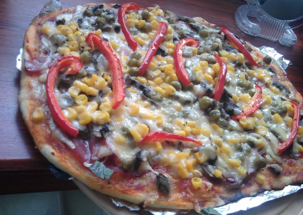 Fotografia przedstawiająca Pizza z czerwoną cebulą