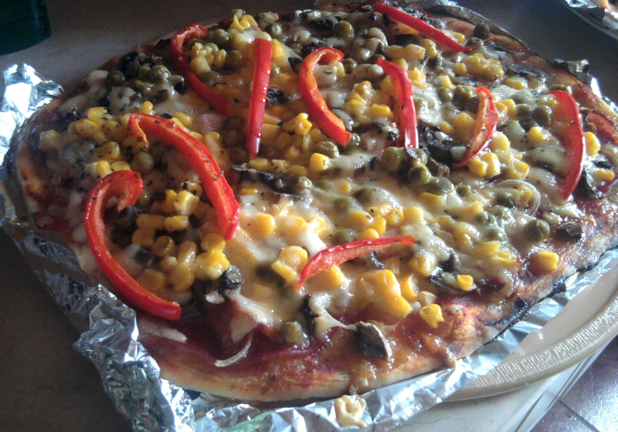 Pizza z czerwoną cebulą foto