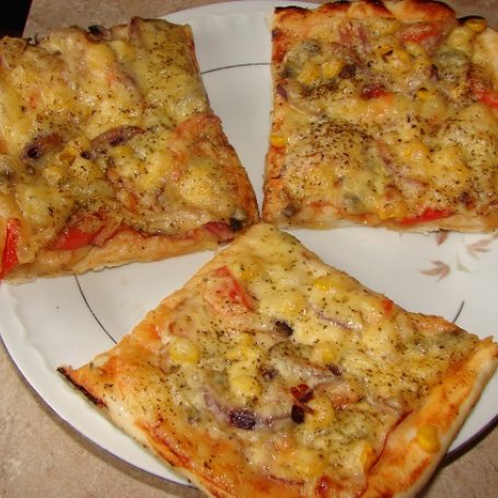Krok 3 - Pizza z czerwoną cebulką i kukurydzą foto
