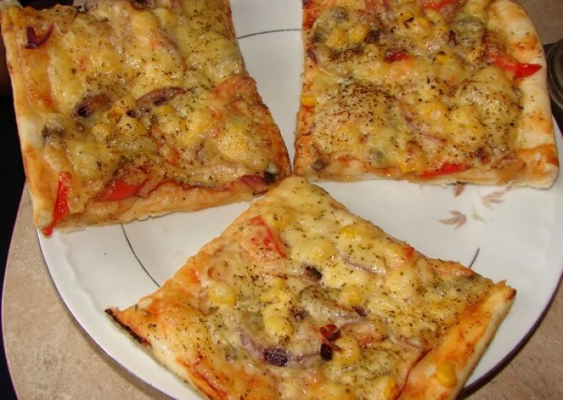 Fotografia przedstawiająca Pizza z czerwoną cebulką i kukurydzą