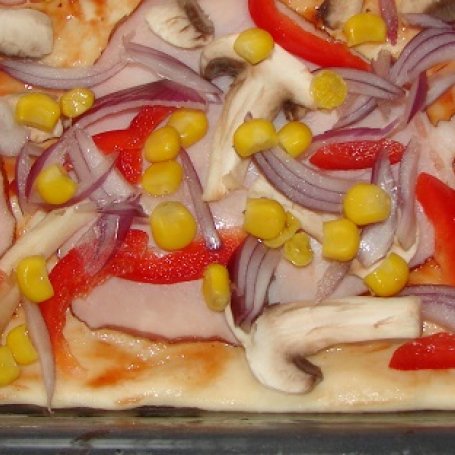 Krok 2 - Pizza z czerwoną cebulką i kukurydzą foto