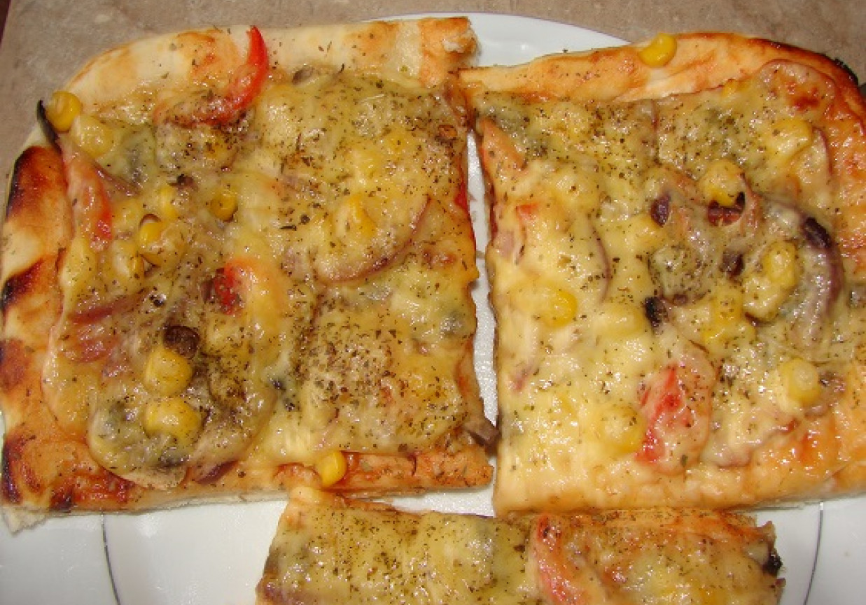 Pizza z czerwoną cebulką i kukurydzą foto