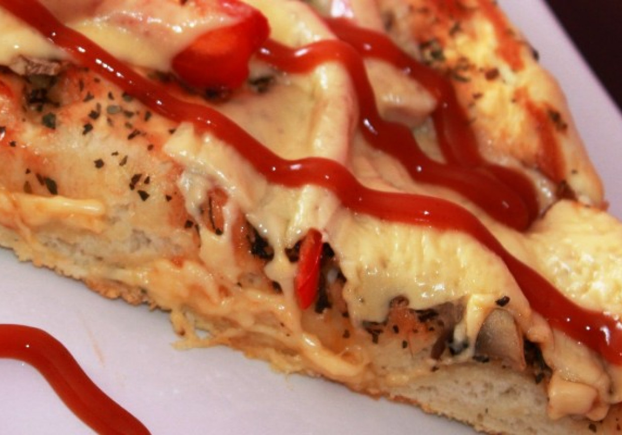 Pizza z czosnkiem i papryką foto