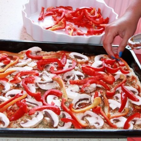Krok 2 - Pizza z czosnkiem i papryką foto
