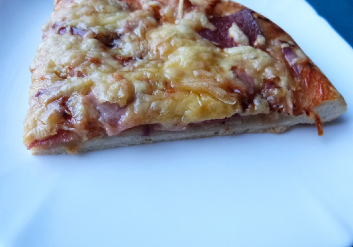 Pizza z czosnkiem i salami  foto