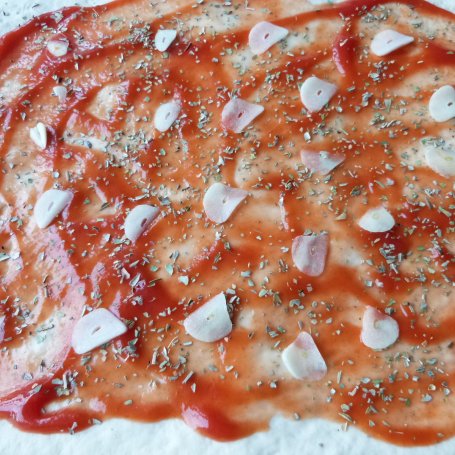Krok 4 - Pizza z czosnkiem i salami  foto