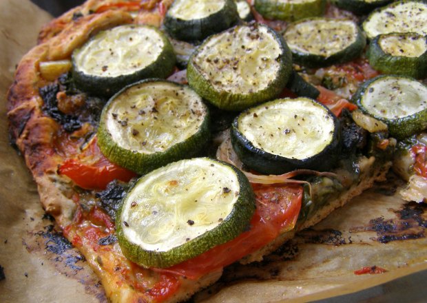 Fotografia przedstawiająca pizza z czosnkiem niedźwiedzim i ze szpinakiem, pomidorami, cukinią...