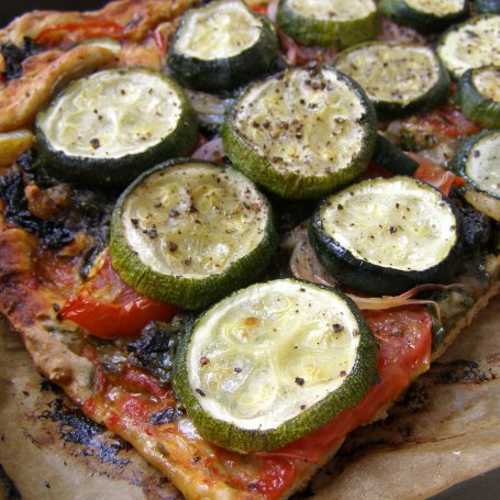 Krok 6 - pizza z czosnkiem niedźwiedzim i ze szpinakiem, pomidorami, cukinią... foto