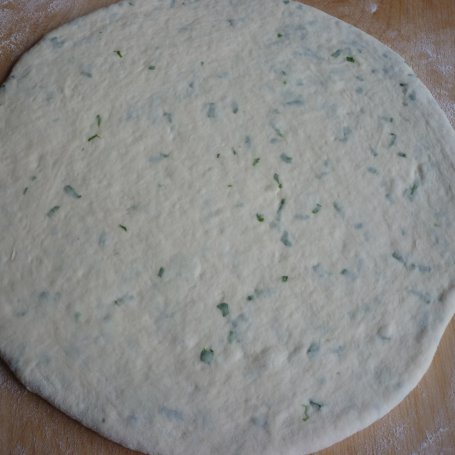 Krok 4 - Pizza z czosnkiem niedźwiedzim foto