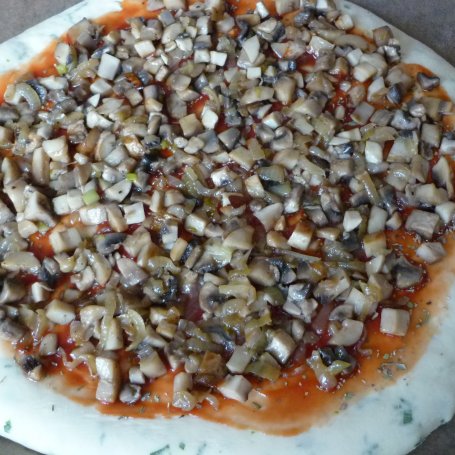 Krok 6 - Pizza z czosnkiem niedźwiedzim foto