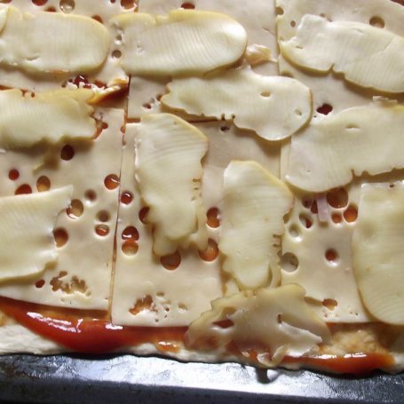 Krok 5 - Pizza z dodatkiem wędzonego sera foto