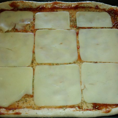 Krok 6 - Pizza z duszonymi pieczarkami i mozzarellą  foto