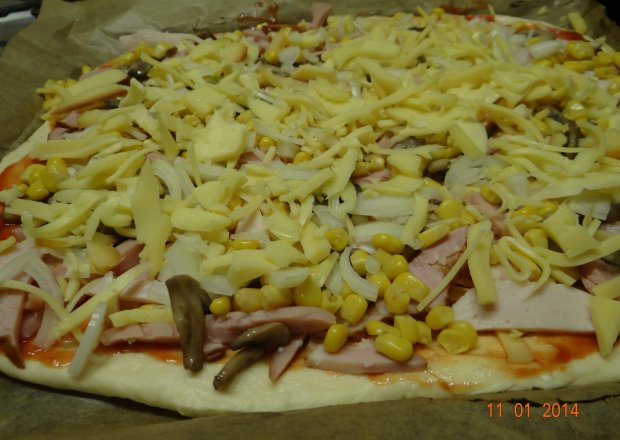 Fotografia przedstawiająca Pizza z dużą ilośćią sera
