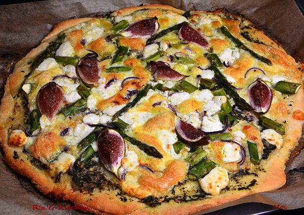 Fotografia przedstawiająca Pizza z dwoma serami, figami i szparagami