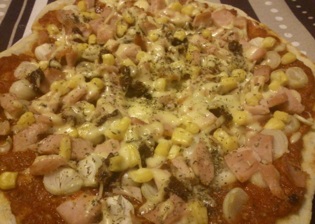 Fotografia przedstawiająca Pizza z dymką, szynką i kukurydzą