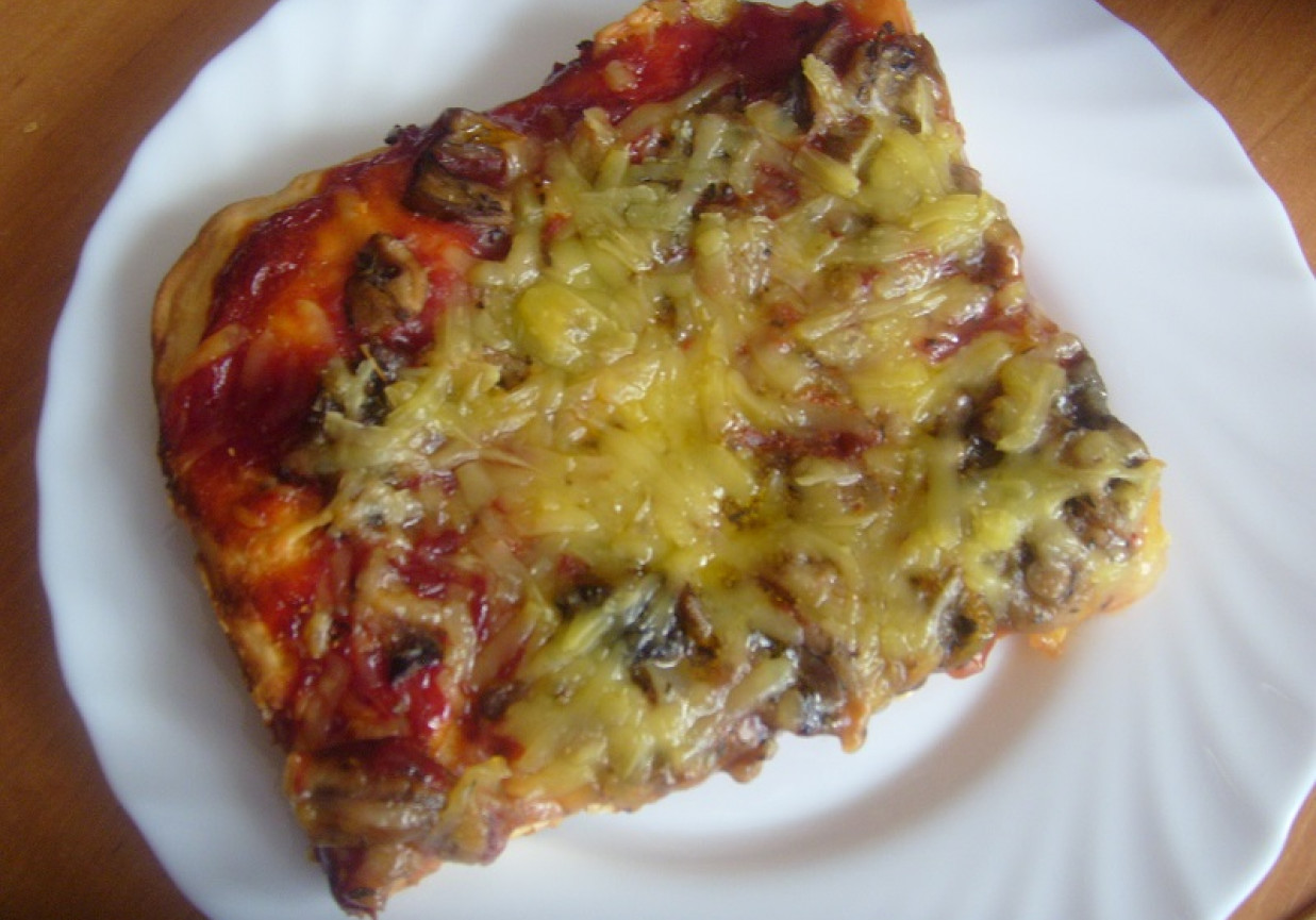 pizza z farszem grzybowym foto