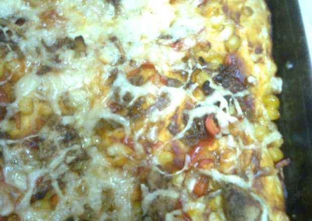 Fotografia przedstawiająca pizza z farszem z wędliny