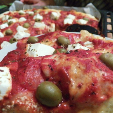 Krok 9 - Pizza z fetą i oliwkami foto